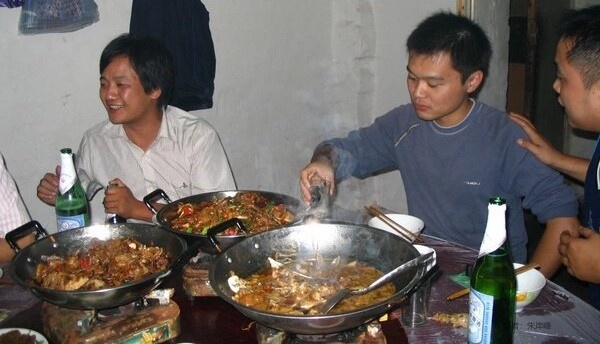 朱岸峰与高中同学在旌德县驾虹桥旁酒馆的聚会