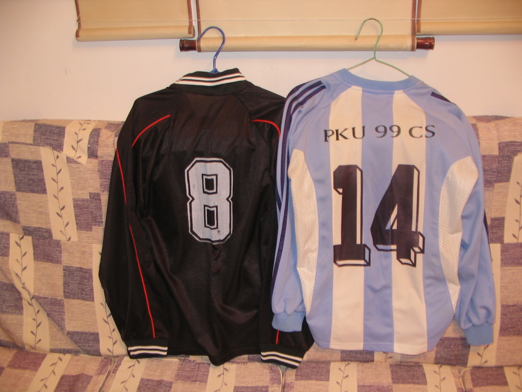 两套球衣的正面